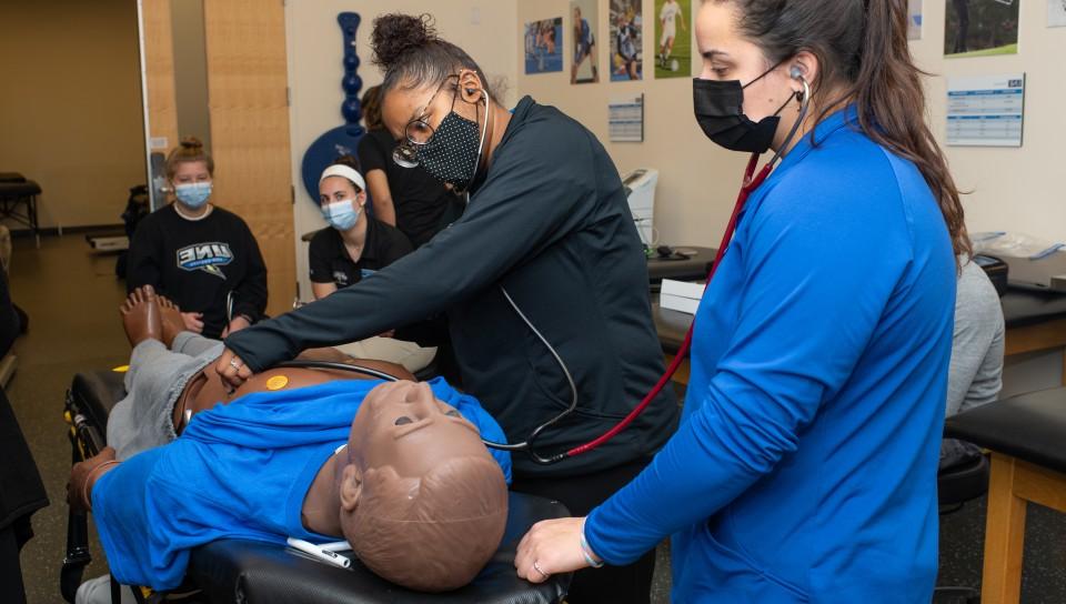 运动训练学生在病人模拟器上练习