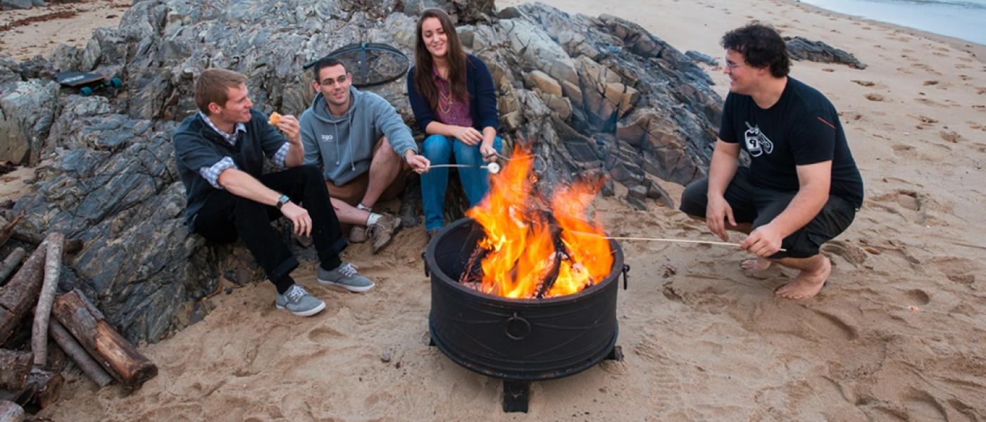 学生 at a bonfire on the beach